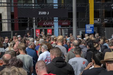 Taraftarlar Amsterdam 'daki Rolling Stones' un son üç konserine hazırlanıyor. Hollanda 13-6-2022