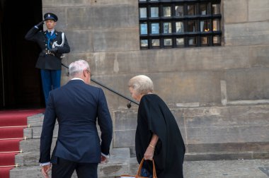 Prenses Beatrix Amsterdam Barajı 'ndaki saraya geliyor. Hollanda 9-6-2022.