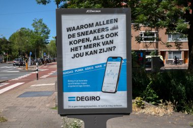 Amsterdam 'daki Billboard Degiro Şirketi Hollanda 22-6-2022