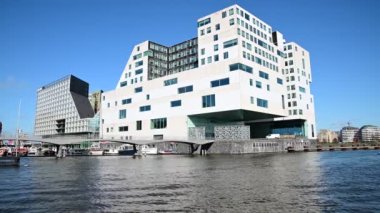 Amsterdam 'dan geçen Kanal Teknesi Hollanda 17-3-2022
