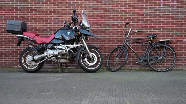 Choosing Motor Bicycle Amsterdam Netherlands 2022 — ストック動画