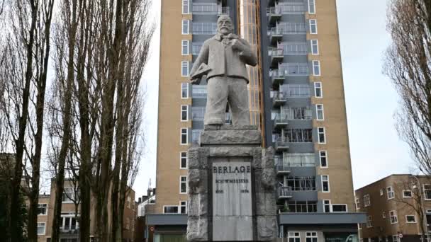 Premier Gratte Ciel Amsterdam Statue Architecte Berlage Amsterdam Pays Bas — Video