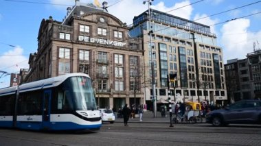 Amsterdam Baraj Meydanı 'ndan geçen 24 numaralı tramvay Hollanda 14-3-2022