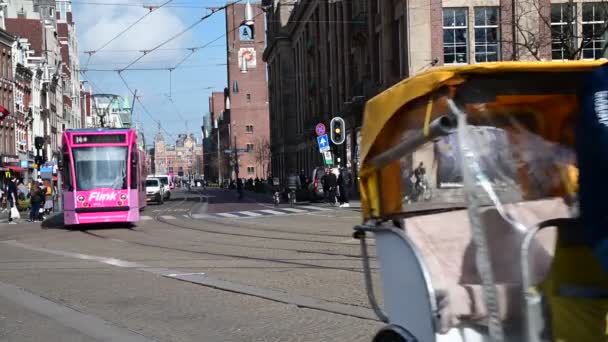 Tramwaj Mrugnij Tramwajem Tematycznym Rowerem Ricksaw Przejeżdżający Placu Dam Amsterdamie — Wideo stockowe