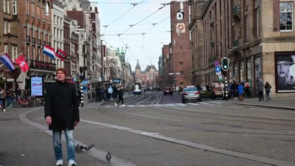 Man Passing Dam Square Amsterdam Netherlands 2022 — Vídeo de Stock