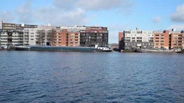 Veemkade Straat 'tan Amsterdam' daki Javakade Caddesi 'ndeki modern binalara bakın. Hollanda 2-2-2022