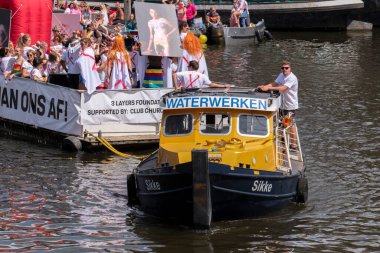 Hollanda 6-8-2022 Amsterdam 'daki Gaypride Kanal Geçidi' nde 3 Katman Teknesi