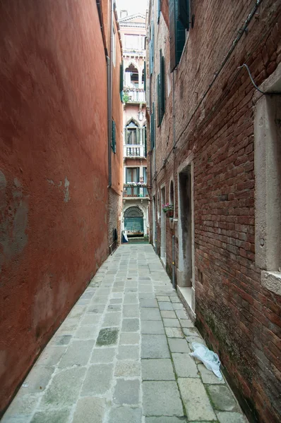 Pequeña calle veneciana colorida en un barrio popular —  Fotos de Stock