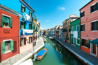Venedik, burano Adası - renkli evler ve kanal