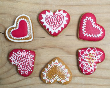 Noel gingerbread ev ahşap bir masaya yemek