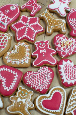 Noel gingerbread ev ahşap bir masaya yemek