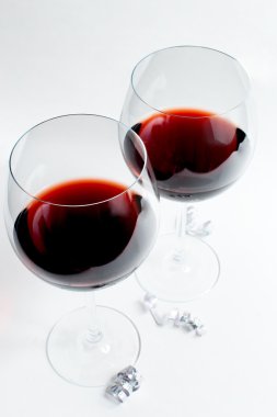 Beyaz arka plan üzerinde izole zarif kristal şarap cam