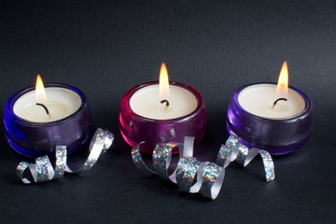 Noel mumlar tablo ile siyah arka plan üzerinde şerit