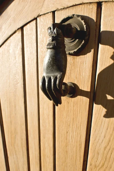 Dveře klepadlo ruka z bronzu — Stock fotografie