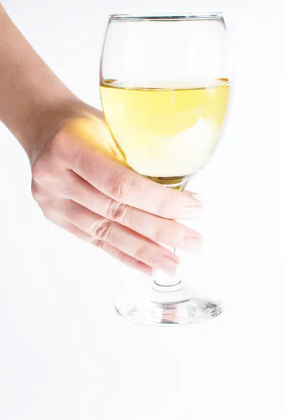 Glas vin i en räcka av kvinnan med välskötta polerad naglar — Stockfoto