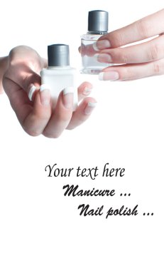 bakımlı eller için şişe tutan kadınlarla Fransız manikür