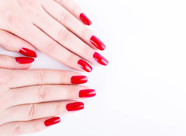 Manicura - Hermosas manos de mujer con esmalte de uñas rojo —  Fotos de Stock