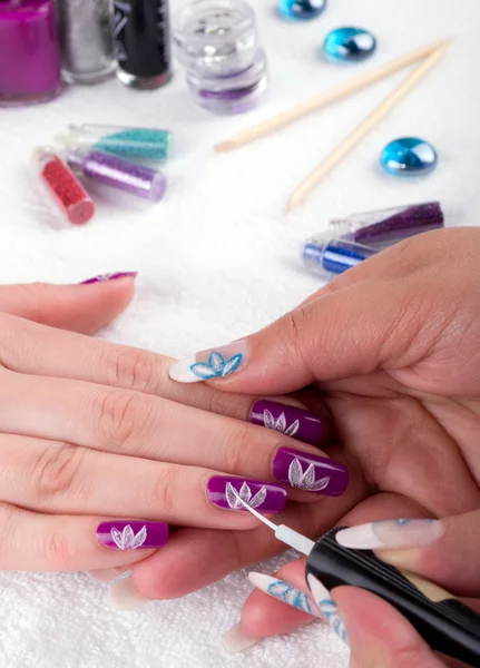 Zachte verzorging van nagels in een schoonheidssalon — Stockfoto