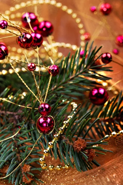 Ingericht op kerstboom in nieuwe jaar — Stockfoto