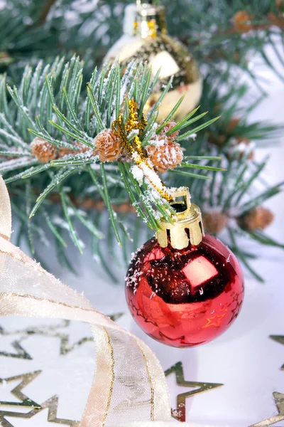 Yeni yıl Noel ağacı dekore edilmiş — Stok fotoğraf