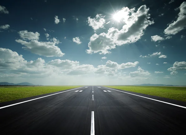 Airport runway on a sunny day — Stock Photo, Image