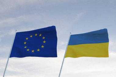 Avrupa Birliği, AB ve UKRANIE bayrakları bulutlu mavi gökyüzü arkaplanıyla dalgalanıyor.