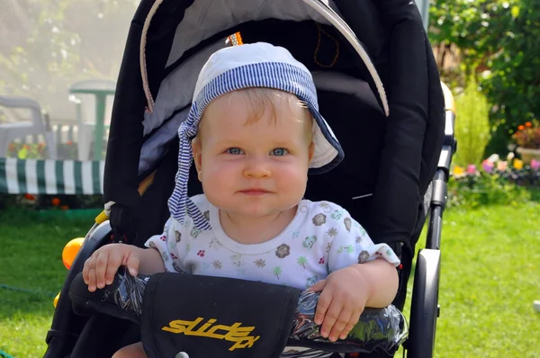 Küçük çocuk arabasındaki bebek — Stok fotoğraf