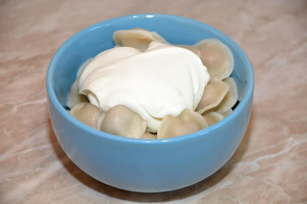 Pelmeni russo em uma tigela azul — Fotografia de Stock