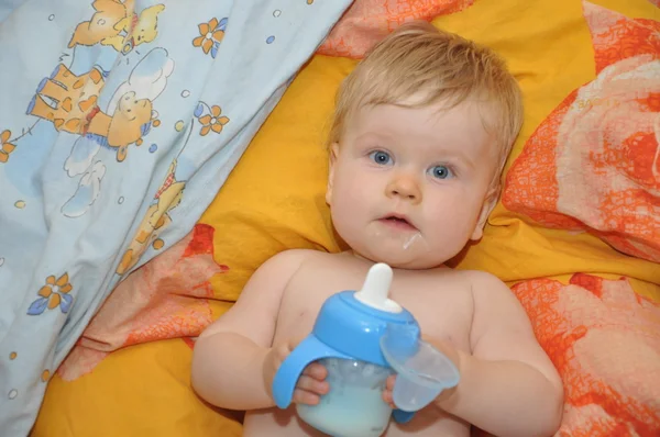 Niño pequeño bebiendo leche — Foto de Stock