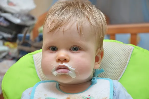Niño con la boca manchada después de la alimentación — Foto de Stock
