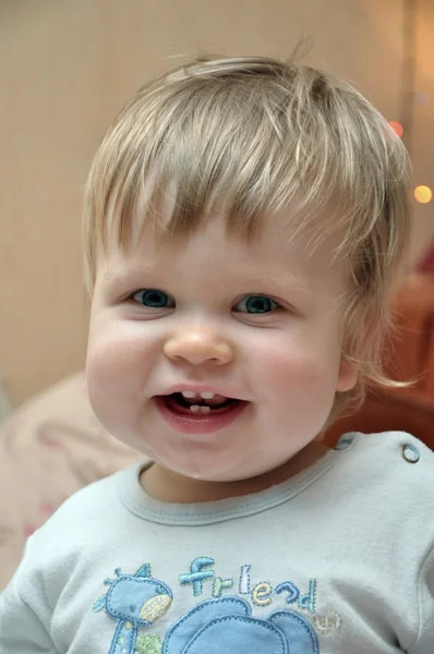 Pequeño bebé alegre — Foto de Stock