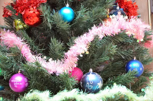 Juguetes en un árbol de Navidad — Foto de Stock