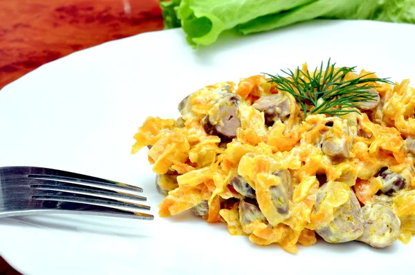 Salada com corações de frango em uma chapa — Fotografia de Stock