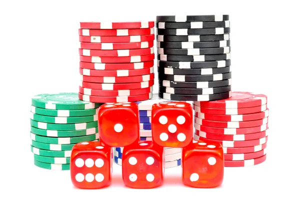 Chips och tärningarna för ett spel av poker — Stockfoto