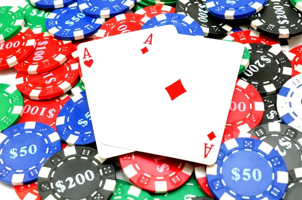 Fichas de poker y dos ases — Foto de Stock