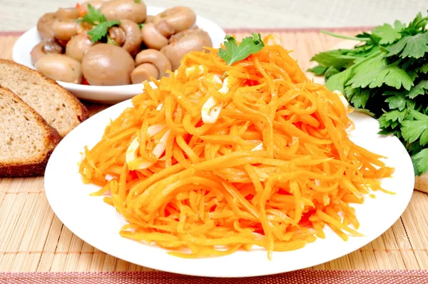 Гриби і морква по-корейськи — стокове фото