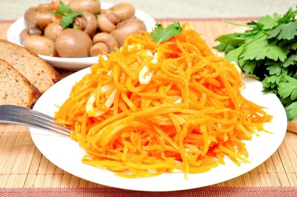 Гриби і морква по-корейськи — стокове фото