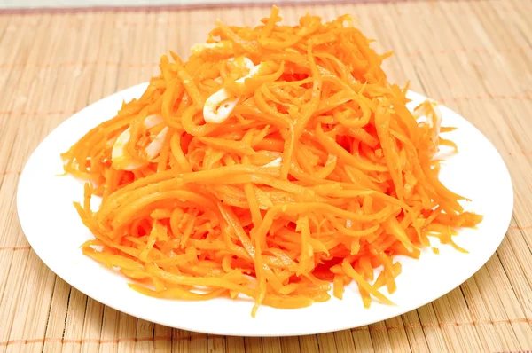 Корейская морковь с кальмарами — стоковое фото