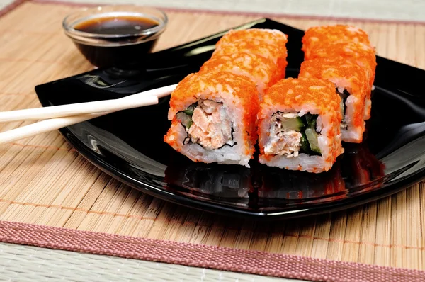 Rollos japoneses con caviar masago —  Fotos de Stock