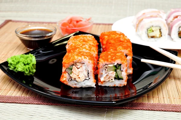 Rollos japoneses con caviar masago —  Fotos de Stock