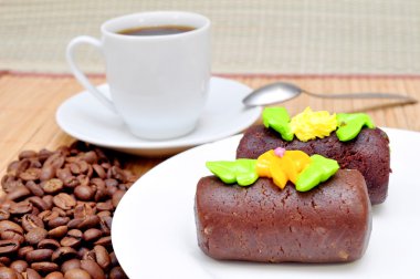 bir fincan kahve ve kek 