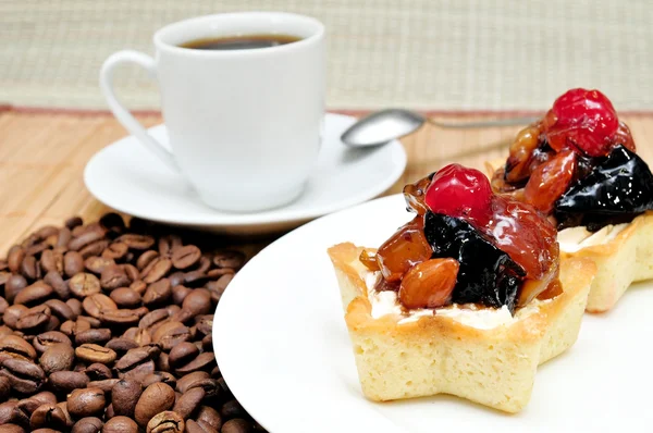 Fruit cake on a plate and a cup of coffee — Stock Photo, Image