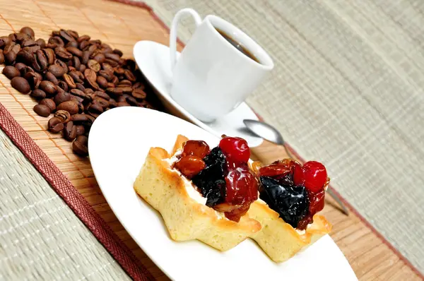 Torta di frutta su un piatto e una tazza di caffè — Foto Stock