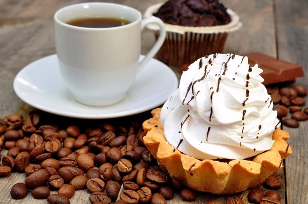 Caffè con muffin, torta e cioccolato — Foto Stock