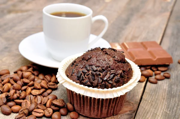 Tazza di caffè con muffin e cioccolato — Foto Stock