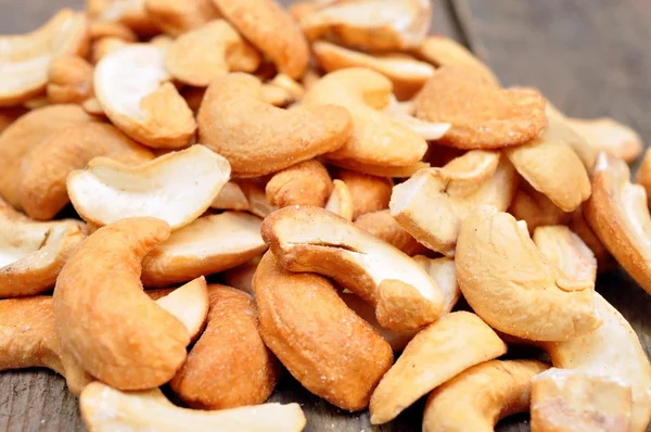 Cashewnötter på ett träbord — Stockfoto