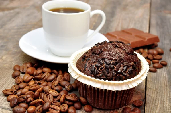 Tasse Kaffee mit Muffin und Schokolade — Stockfoto