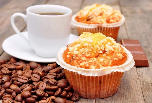 Tazza di caffè con muffin e cioccolato — Foto Stock