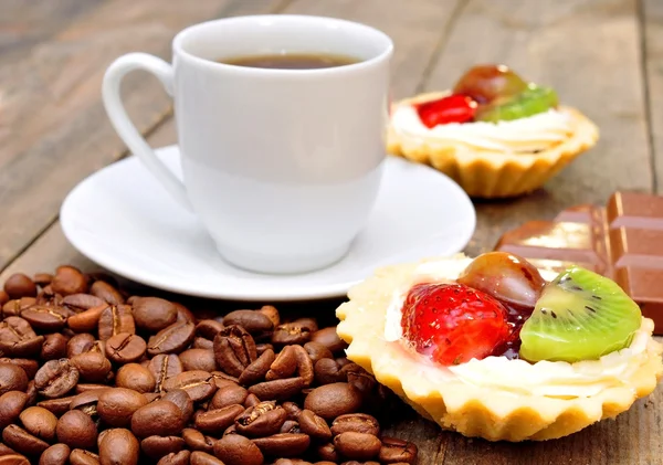 Caffè con cesti di frutta su un tavolo di legno — Foto Stock