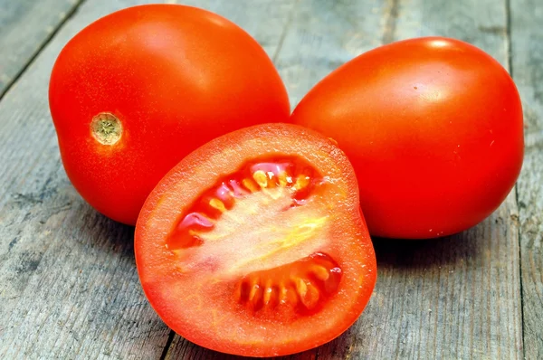 Pomidory na drewnianym stole — Zdjęcie stockowe